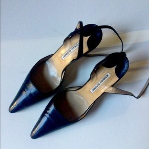 Manolo Blahnik Navy blue pums.